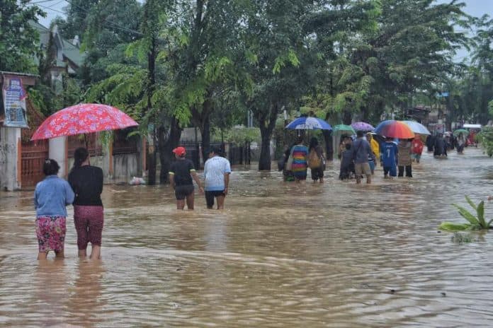 banjir_landa_sitirejo_iii_medan_amplas_memaksa_warga_mengungsi
