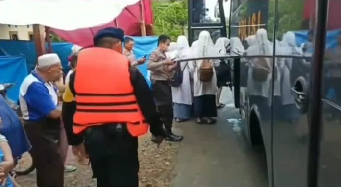 banjir_langkat_brimob_polda_sumut_bantu_antar_anak_sekolah