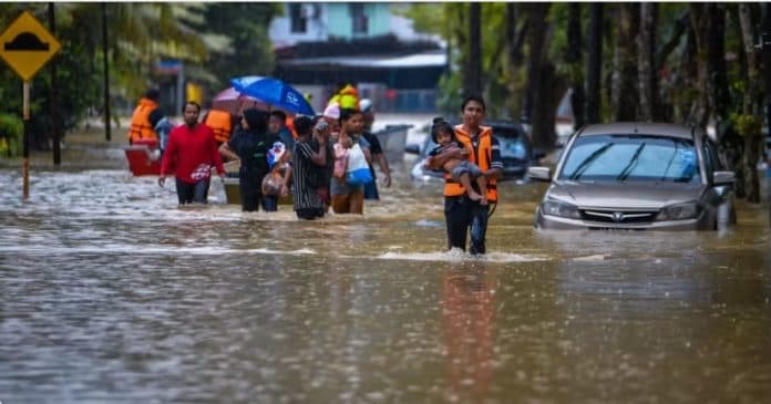 banjir_malaysia_lebih_dari_27000_warga_dievakuasi