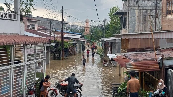 banjir_masih_menggenangi_rumah_warga_di_medan