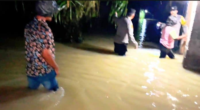 banjir_melanda_168_warga_desa_gambus_laut_batu_bara_mengungsi