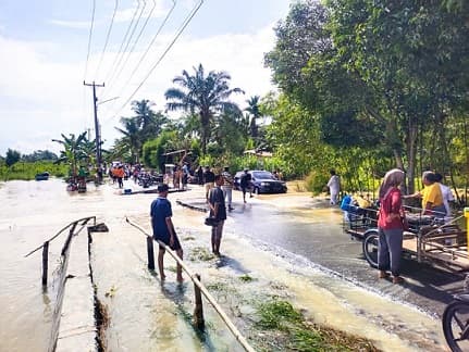 banjir_rendam_41_rumah_dan_ruas_jalan_di_medang_deras_terputus