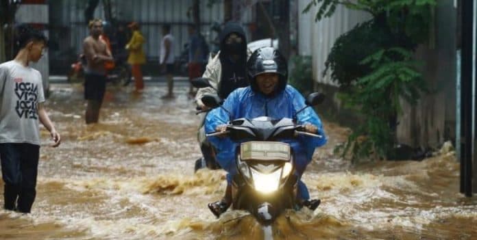banjir_rendam_4_rt_dan_6_ruas_jalan_di_jakarta_pagi_ini