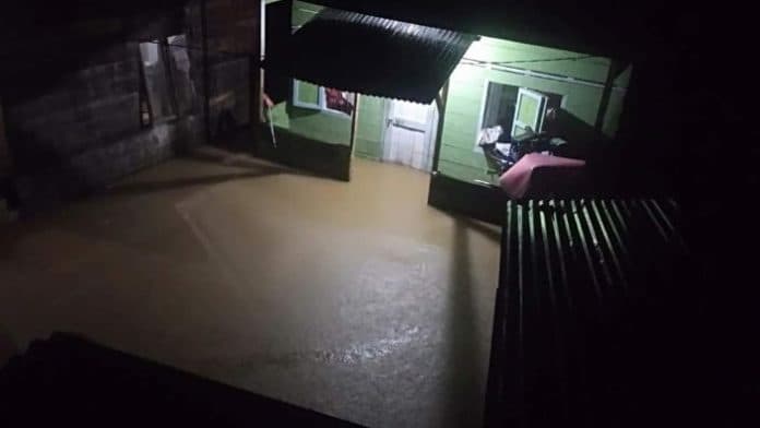 banjir_rendam_tapteng_warga_sempat_mengungsi_dan_akses_jalan_lumpuh