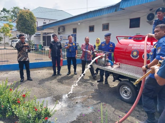 bank_sumut_cabang_lubuk_pakam_serahkan_csr_kepada_damkar_deli_serdang