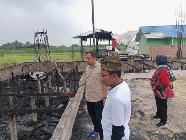 bank_sumut_tinjau_lokasi_kebakaran_agro_wisata_paloh_naga_di_pantai_labu