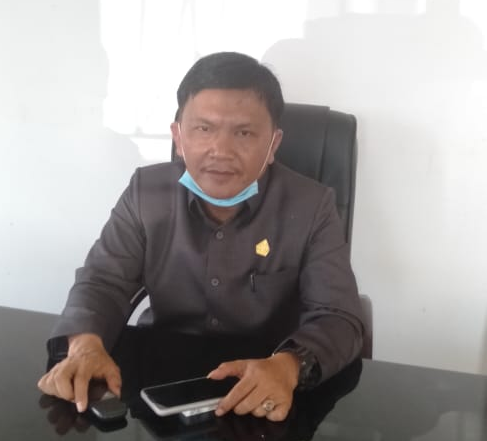 bansos_pendidikan_disalurkan_ketua_komisi_i_samosir_sebut_pemkab_melanggar_aturan