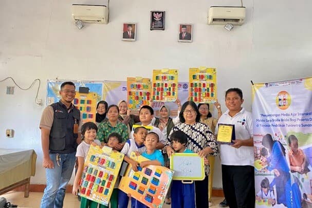 bantu_difabel_netra_kenal_huruf_dan_angka_mahasiswa_fisip_umsu_serahkan_media_ajar_interaktif