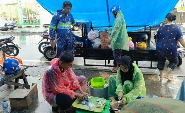 bantu_korban_banjir_yayasan_gps_dirikan_posko_di_kampung_aur