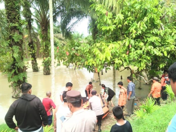 bantu_naikkan_kayu_balok_junaidi_terseret_arus_sungai_dan_hilang