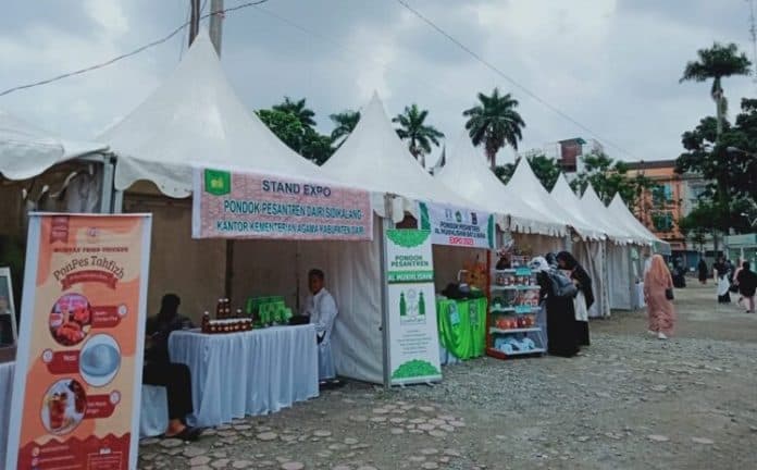 bantuan_inkubasi_bisnis_hari_santri_nasional_20_pesantren_gelar_expo_kemandirian_di_uinsu