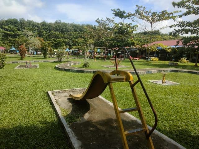 banyak_fasilitas_permainan_anak_di_taman_hutan_kota_kisaran_rusak_besi_hilang