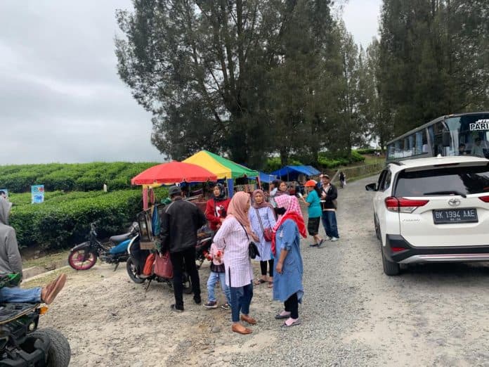 banyak_pengunjung_di_lokasi_wisata_kebun_teh_sidamanik_abai_prokes