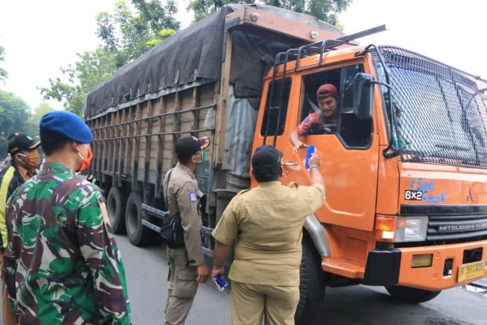 banyak_supir_truk_luar_kota_medan_tidak_pakai_masker
