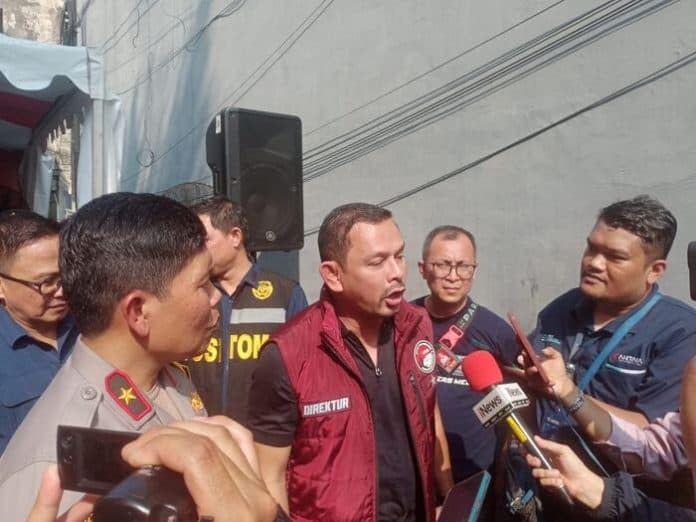 bareskrim_polri_gerebek_pabrik_ekstasi_di_medan_2_wanita_dan_3_pria_ditangkap