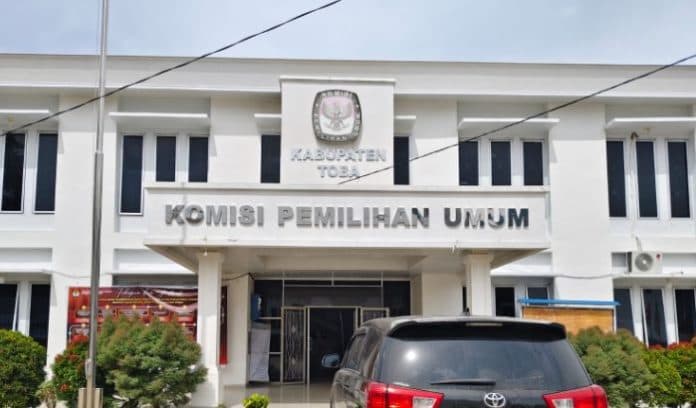 baru_7_anggota_dprd_toba_terpilih_sampaikan_tanda_terima_lhkpn_ke_kpu