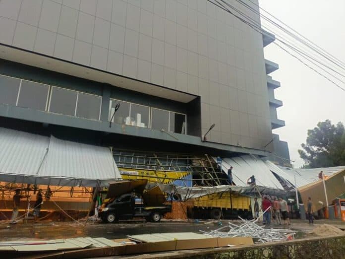 baru_difungsikan_kanopi_suzuya_merdeka_mall_ambruk_timpa_mobil