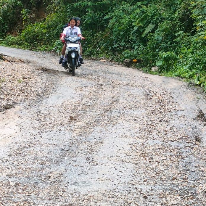 baru_dikerjakan_jalan_penghubung_dua_kecamatan_di_dairi_sudah_rusak