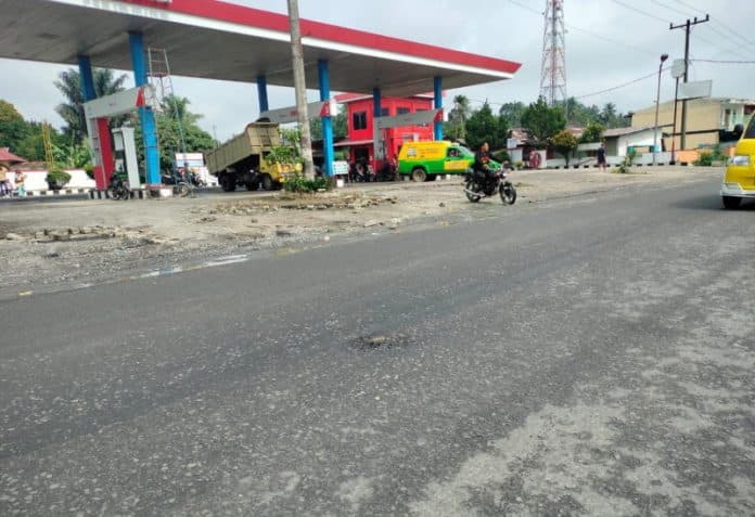 baru_selesai_dikerjakan_kondisi_jalan_asahan_sudah_berlubang