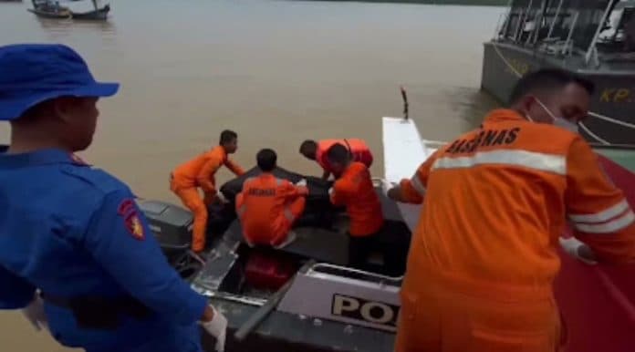 basarnas_evakuasi_mayat_pria_tanpa_identitas_mengapung_di_perairan_asahan