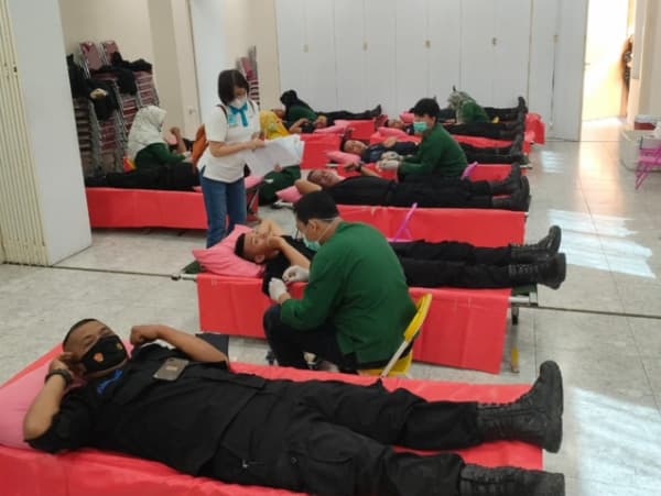 batalyon_b_sat_brimob_gelar_donor_darah_buat_disumbang_ke_rs_adam_malik_medan