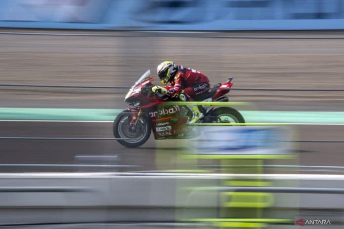 bautista_tumbangkan_toprak_di_race_1_wsbk_mandalika_rinaldi_out