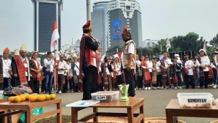 bawa_hasil_bumi_habornas_minta_presiden_segera_cek_kondisi_jalan_rusak_di_sumut
