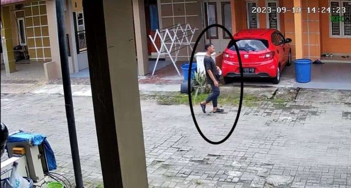 bawa_kabur_mobil_milik_warga_komplek_abadi_palace_wajah_pelaku_terekam_cctv