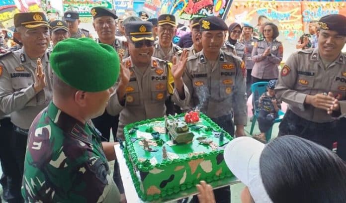 bawa_kue_ultah_polres_tanah_karo_hadiri_hut_yonif_125smb_ke_59
