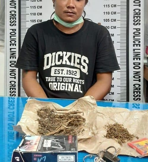 bawa_rumput_setan_di_depan_swalayan_pria_ini_ditangkap