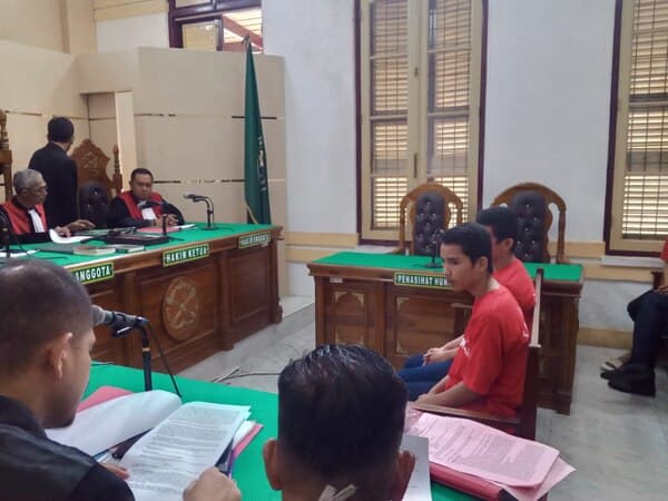 bawa_senjata_untuk_tawuran_dua_anggota_geng_motor_sl_divonis_25_tahun_penjara