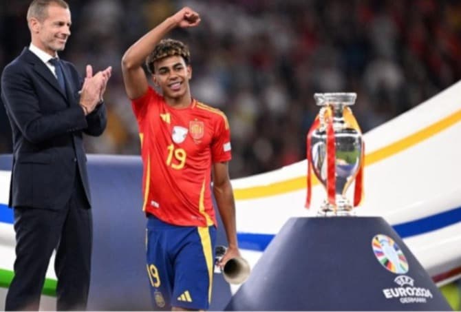 bawa_spanyol_juara_euro_2024_lamine_yamal_borong_5_rekor_lampaui_cristiano_ronaldo