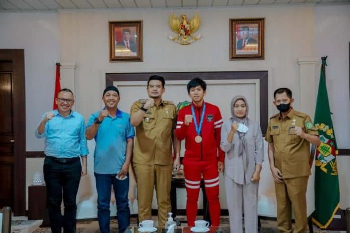 bawa_timnas_u_16_juara_aff_bobby_berangkatkan_orang_tua_crespo_naik_haji