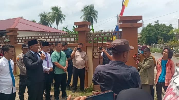 bawaslu_labura_didemo_di_tengah_penyelesaian_sengketa_pemilihan_salah_satu_paslon