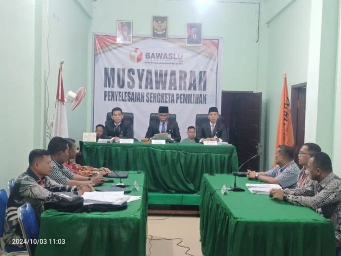 bawaslu_labura_gelar_musyawarah_terbuka_terkait_laporan_rizal_darno
