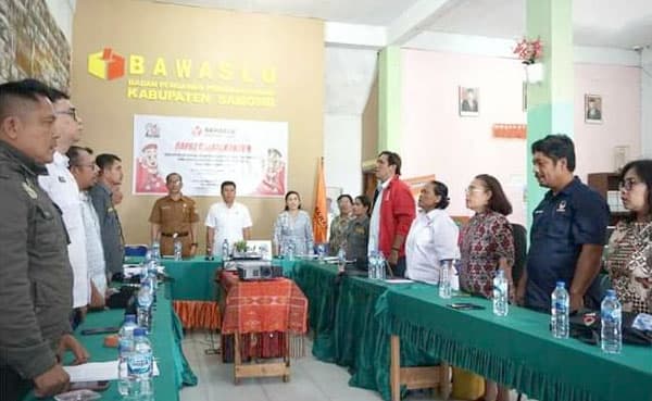 bawaslu_samosir_teken_nota_kesepakatan_bersama_parpol_dan_stakeholder_soal_penertiban_apk