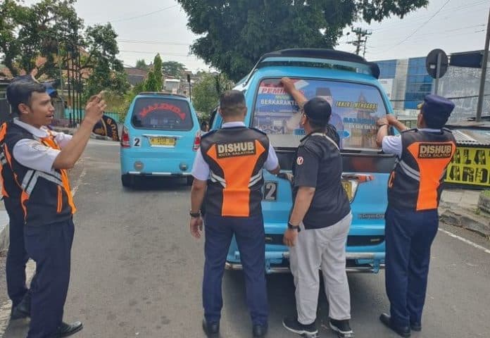 bawaslu_tertibkan_apk_tim_paslon_kepala_daerah_tidak_protes