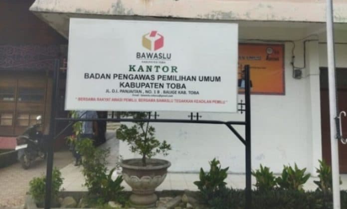 bawaslu_toba_tindak_lanjuti_dugaan_pelanggaran_pilkada_dengan_memanggil_saksi_terlapor