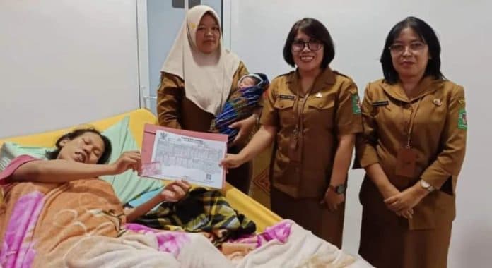 bayi_baru_lahir_di_simalungun_langsung_terima_akta_kelahiran_dari_disdukcapil