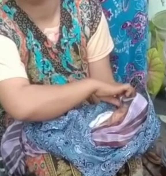 bayi_baru_lahir_ditemukan_di_teras_rumah_warga_di_asahan