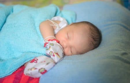 bayi_baru_lahir_harus_mendapat_perawatan_ekstra_lembut
