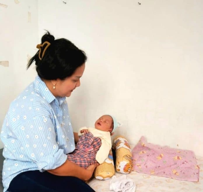bayi_ditemukan_di_musola_sidamanik_seorang_polisi_siap_jadi_orang_tuanya