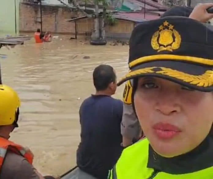 bayi_hingga_lansia_dievakuasi_di_kawasan_jalan_katamso_medan