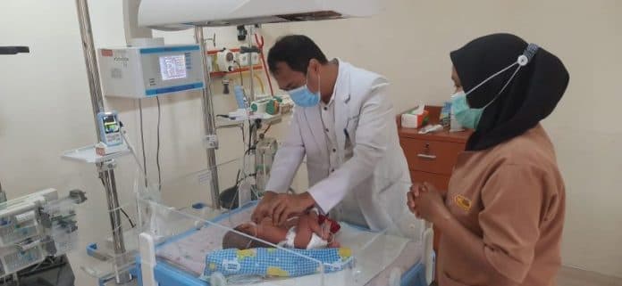 bayi_kembar_asal_asahan_belum_bisa_langsung_dioperasi