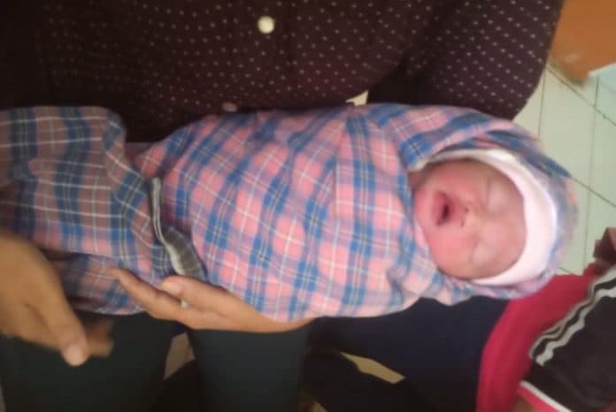 bayi_laki_laki_dibuang_di_pinggir_jalan_polres_taput_lakukan_penyelidikan