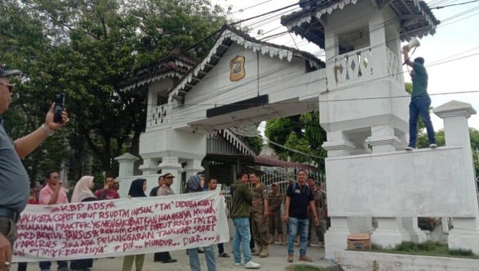 bayi_meninggal_di_rsud_tengku_mansyur_puluhan_warga_demo