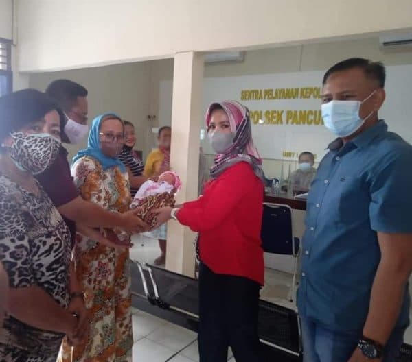 bayi_perempuan_ditemukan_dalam_kotak_air_mineral_di_pancur_batu