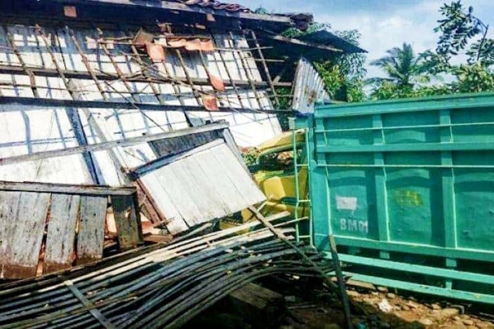bayi_tujuh_bulan_warga_oku_terlempar_tiga_meter_ditabrak_truk