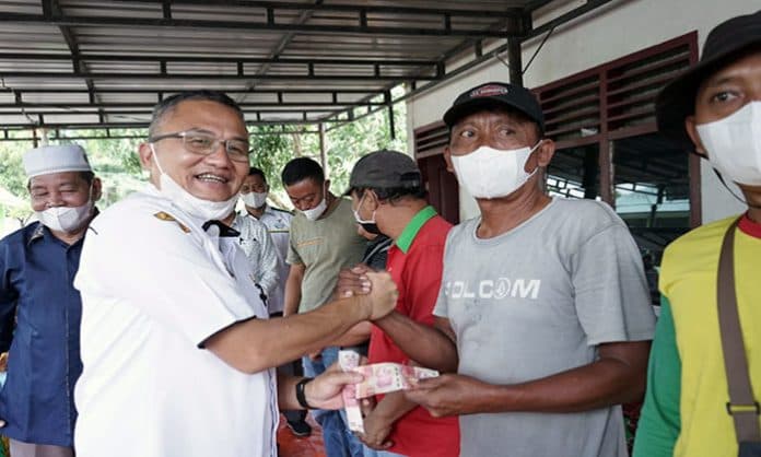 baznas_asahan_salurkan_bantuan_ke_petugas_kebersihan