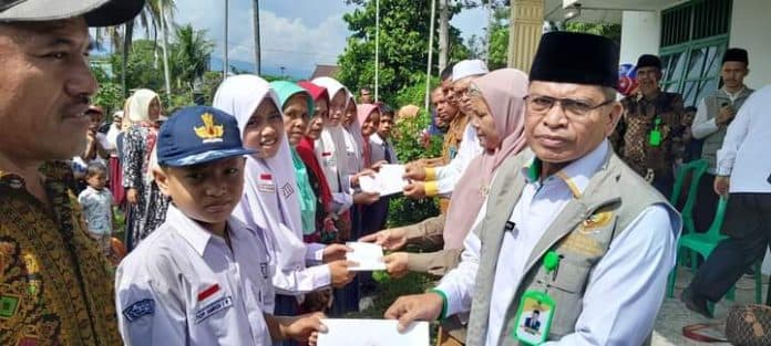 baznas_palas_salurkan_bantuan_pada_691_siswa_kurang_mampu